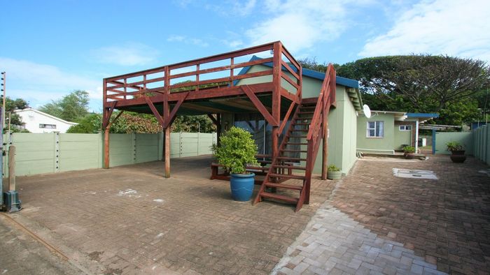 Tranquil Beach House For Sale in Woodgrange, Overlooking Waves