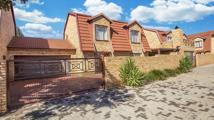 Property #LH-165047, Townhouse for sale in Ruimsig