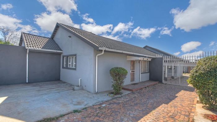 Property #LH-165909, House for sale in Lenasia