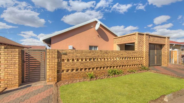 Property #LH-168039, House pending sale in Protea Glen