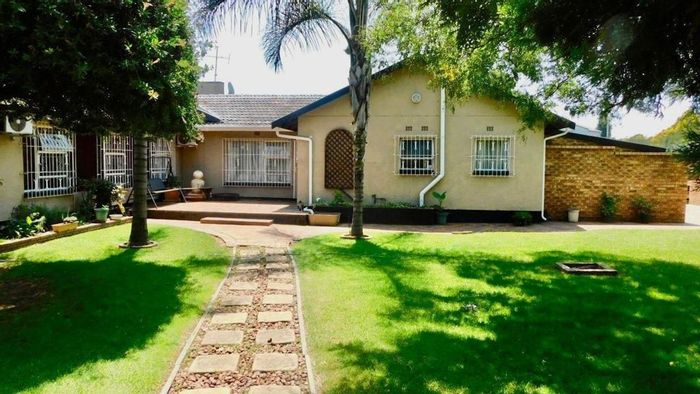 Buurendal Gem: 4-bed House with Staff Quarters, Braai Area, Parking - For Sale