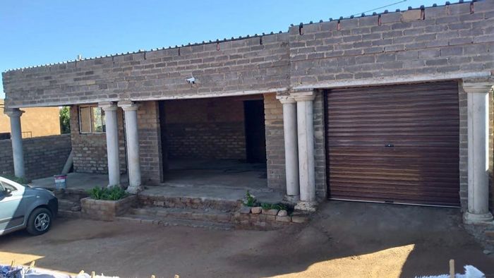 3-Bed House with Garage in Slovo: Ideal Family Home with Patio, Kitchen & Lounge