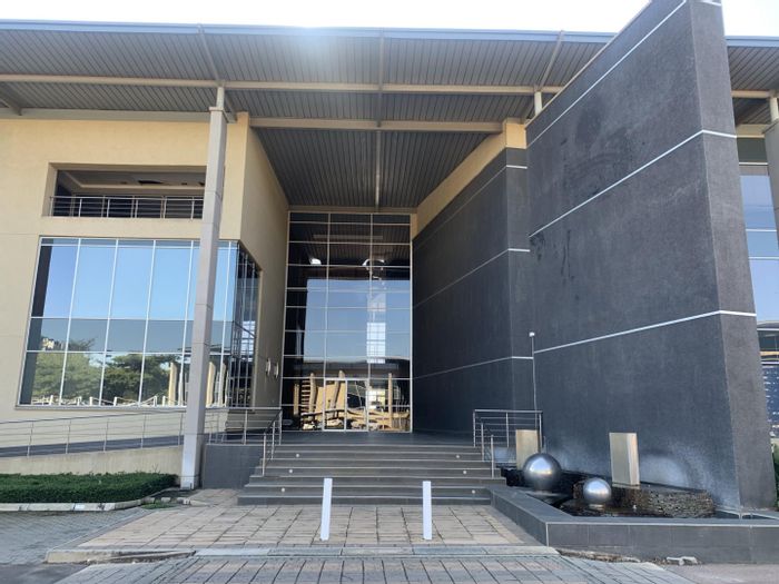 Property #P00005492, Office rental monthly in Highveld