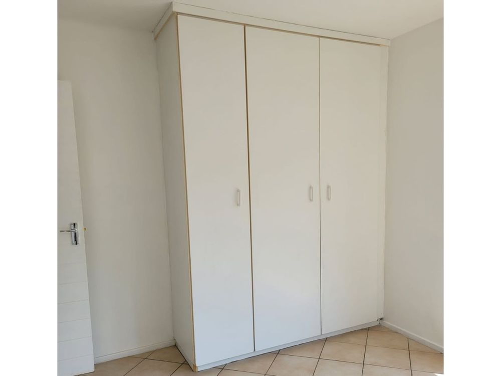 Main bedroom - built-in cupboards