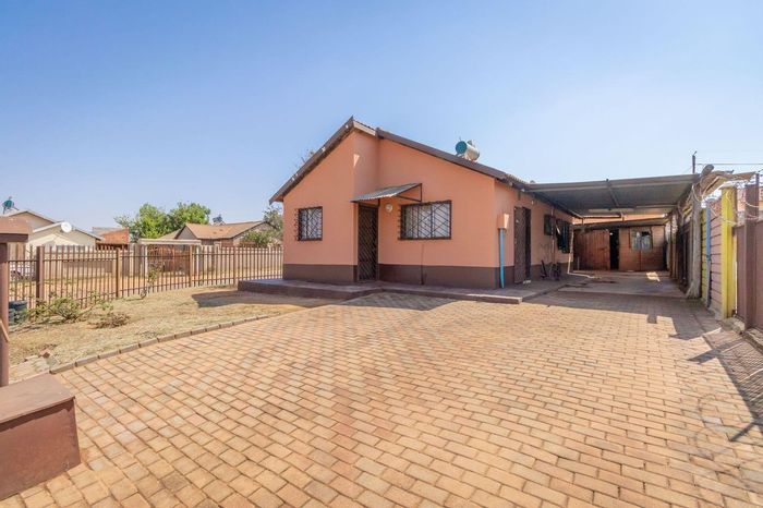 Property #RL11847-750220, House for sale in Lenasia South