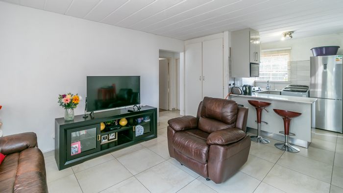 2-bedroom apartment in Die Hoewes with renovated kitchen and secure complex. To Rent.