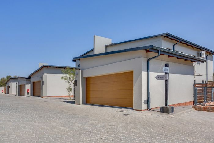 Crowthorne AH House For Sale: 3 beds, backup power, estate amenities, 24-hour security.