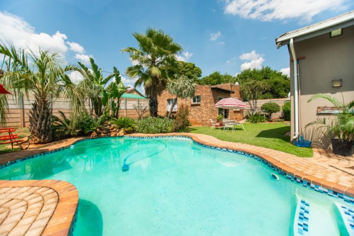 Olifantsfontein House For Sale: 3 beds, pool, cottage, entertainment area, security features.