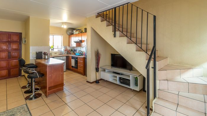 Halfway Gardens Townhouse For Sale: 2 beds, security, communal gardens, parking available.