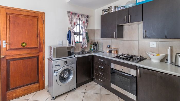 For Sale: 3-Bedroom Townhouse in Noordwyk with gas stove and garden space.