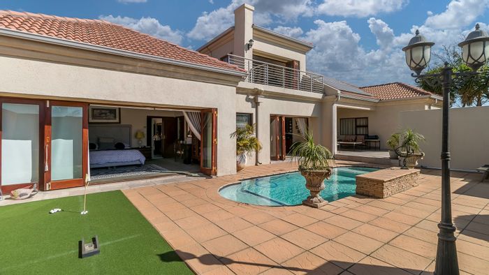 For Sale: Spacious Knoppieslaagte house with pool, putting green, and guest cottage.