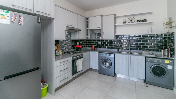 For Sale: 2-Bed Apartment in Carlswald with Clubhouse, Pool, and AirBnB Potential.