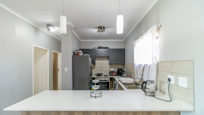 Noordwyk Apartment For Sale: 2 beds, pool, laundry, 24-hour security, balcony.
