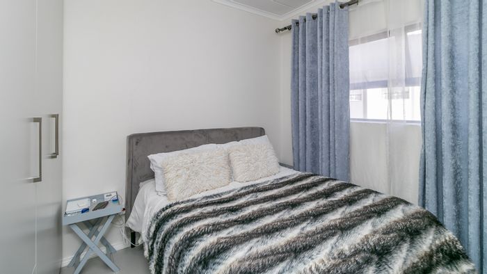 House for Sale in Carlswald: 1 bed, 1 bath, secure complex, prime location.