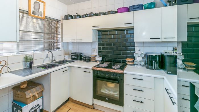 For Sale: Buccleuch Apartment with 2 Bedrooms, Pool, Balcony, and Security.