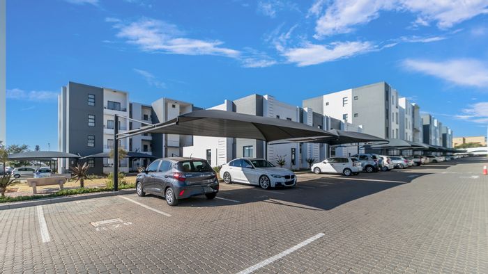 For Sale: 2-Bedroom Apartment in Carlswald with Pool, Restaurant, and Clubhouse.
