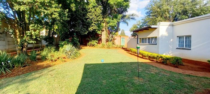 Rietondale House For Sale: 3-bed home, 2-bed cottage, spacious garden, and garages.