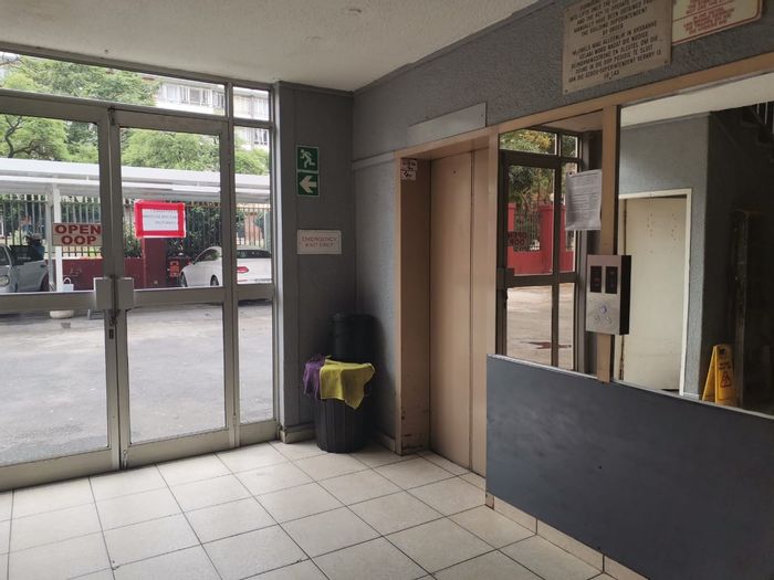Sunnyside Apartment For Sale: 3 bedrooms, en-suite, security, open parking, expansion potential.