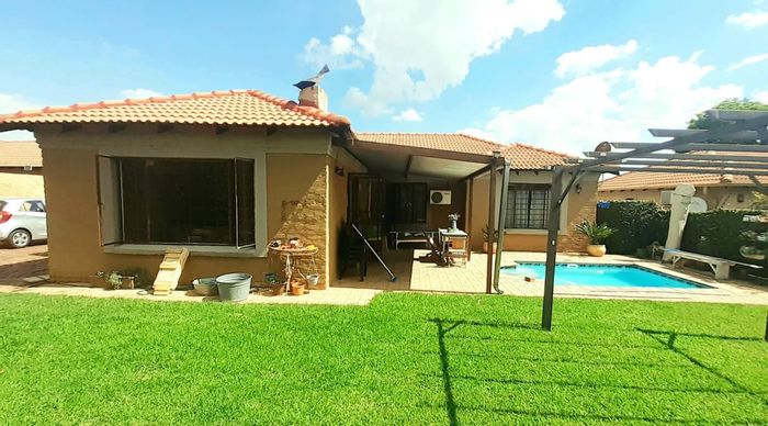 Spacious 5-bedroom house with pool, study, and borehole in Moregloed for sale.