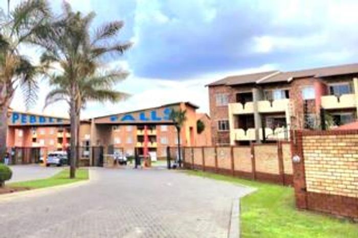 For Sale: Apartment in Comet with 2 bedrooms, parking, and open-plan living.