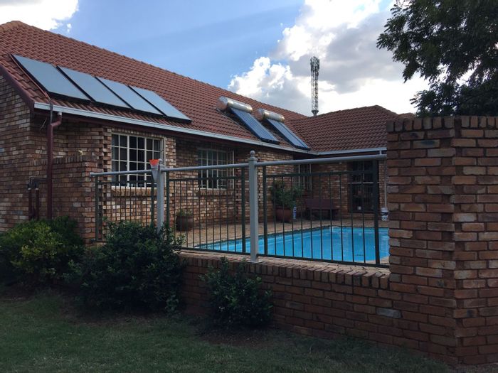 For Sale: Heatherdale AH Small Holding with 6 bedrooms, pool, warehouse, and flatlet.