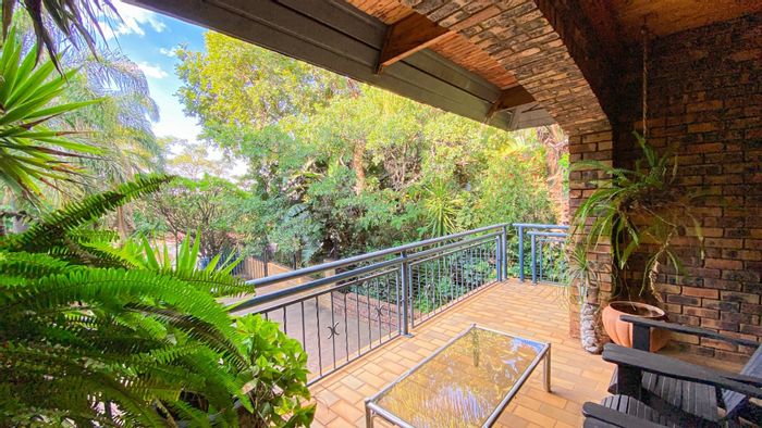 For Sale: Spacious Florauna house with four bedrooms, pool, gym, and security features.