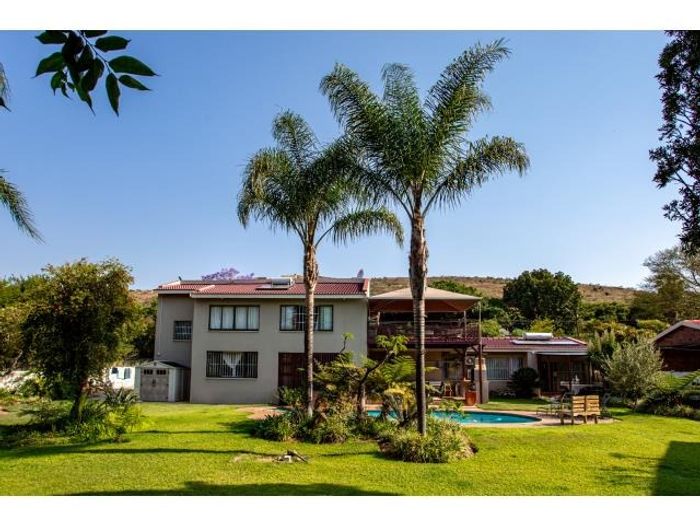 Florauna House For Sale: Spacious 5-bedroom, pool, flatlet, and ample parking.