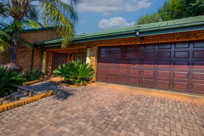 For Sale: House in Ninapark with pool, entertainment area, and landscaped garden.