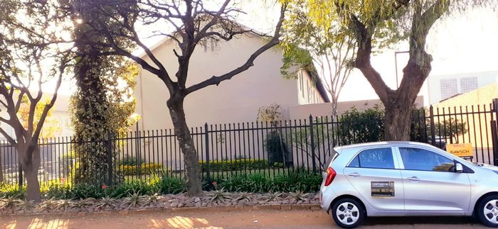 Kilner Park Townhouse For Sale: 2 bedrooms, garden, near highways and TUKS.