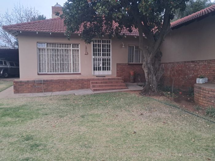 For Sale: Spacious 4-bedroom house in Cullinan Central with large yard and parking.