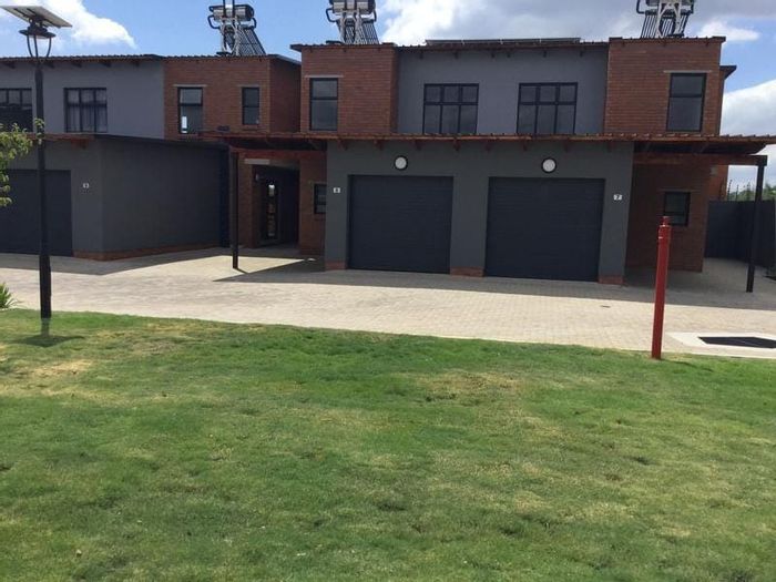 For Sale: Townhouse in Sinoville with 3 bedrooms, security, and amenities.