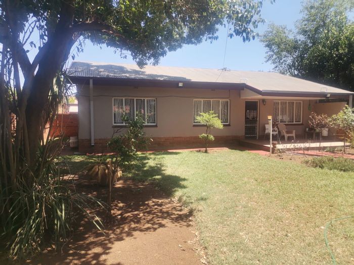For Sale: Booysens House with 4 Bedrooms, Pool, Flatlet, and Ample Parking.
