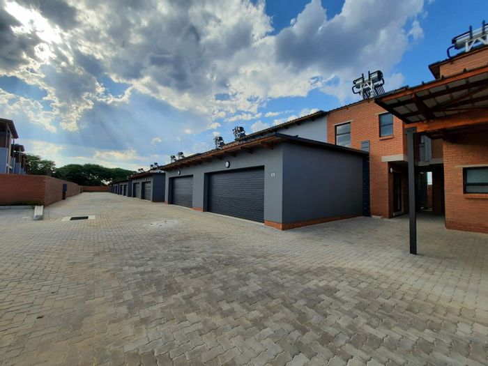 For Sale: Townhouse in Sinoville with 3 beds, outdoor space, and security.