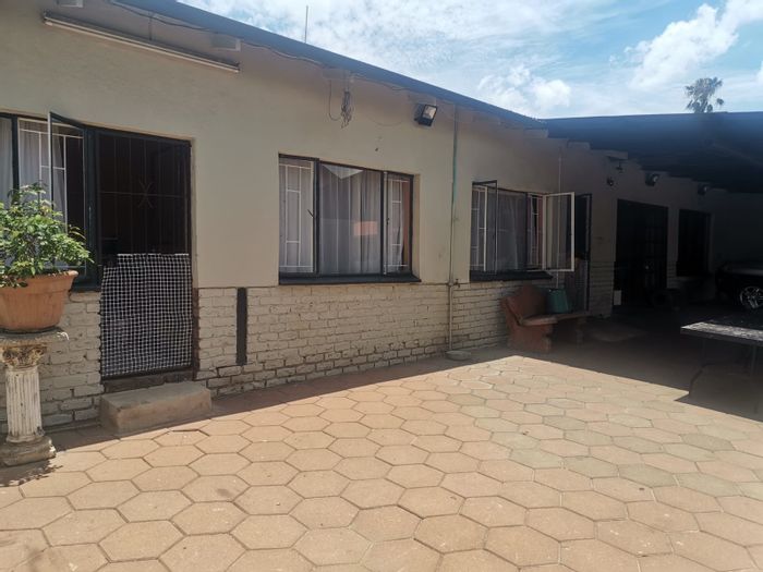 Hermanstad House For Sale: 4 beds, 3 cottages, lapa, ample parking, spacious garden.
