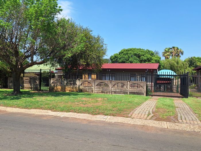 Rietfontein House For Sale: 3 Bedrooms, large yard, garage, and borehole.