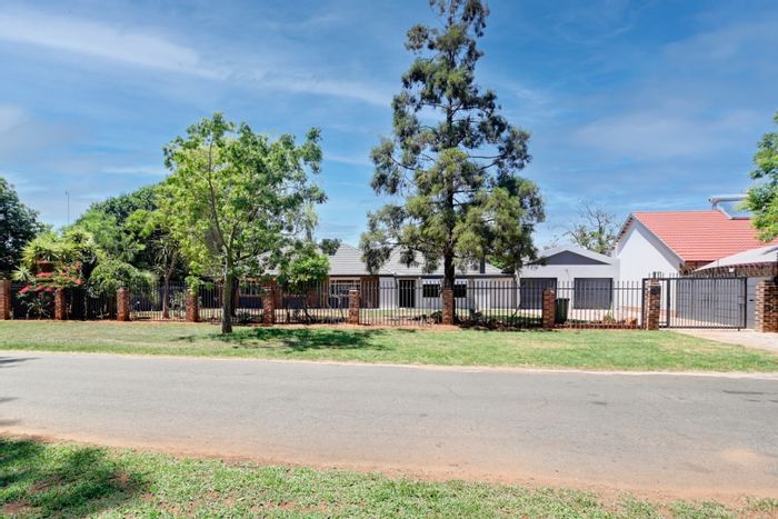 For Sale: House in Cullinan Central with flatlet, entertainment area, and spacious yard.