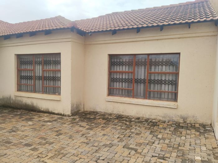For Sale: House in Ga-Rankuwa with 4 bedrooms, large kitchen, and garden.