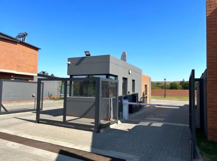 For Sale: Townhouse in Sinoville with 3 bedrooms, private garden, and double garage.