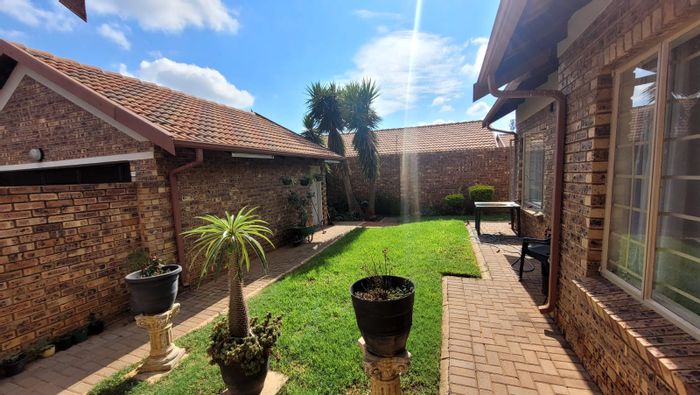For Sale: Townhouse in Sinoville with 3 beds, garden, and 24-hour security.