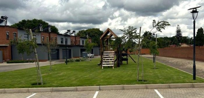 For Sale: Townhouse in Sinoville with 3 bedrooms, garage, and 24-hour security.