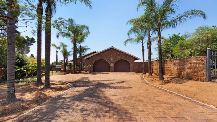 4 Bedroom House For Sale in Theresapark with pool, security, and spacious yard.