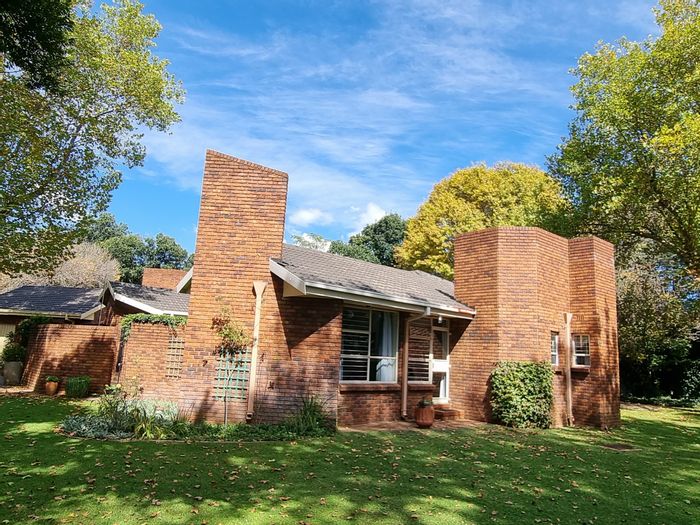 For Sale: 5-bedroom house in Henley On Klip with pool, garden, and entertainment area.