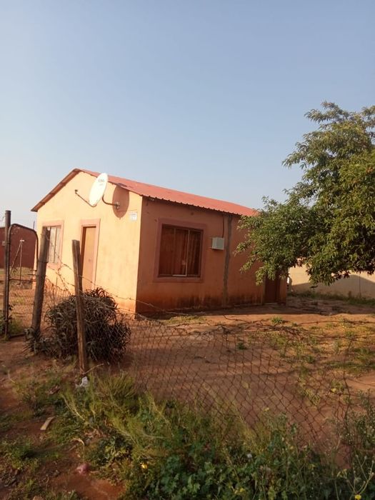 House for Sale in Orange Farm: 2 Bedrooms, open plan kitchen, large land.