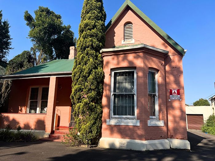 Prime office space for sale in Pietermaritzburg Central with parking and flatlet.