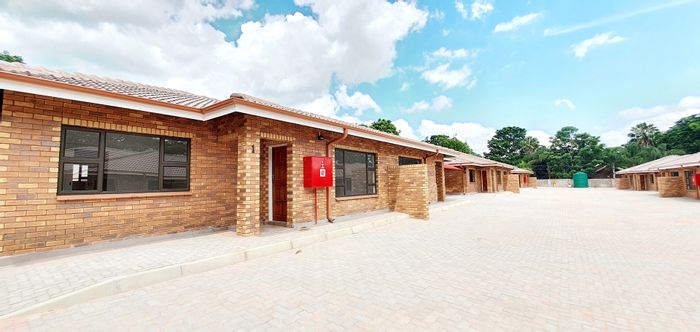 To Rent: House in Louis Trichardt Central with 2 beds, secure parking, and amenities.