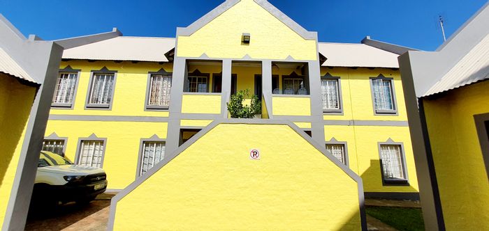 3-Bedroom Townhouse To Rent in Louis Trichardt Central with built-in braai and prepaid utilities.