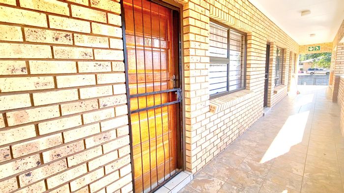 1 Bedroom Apartment To Rent in Louis Trichardt Central with Water Tank and Carport.