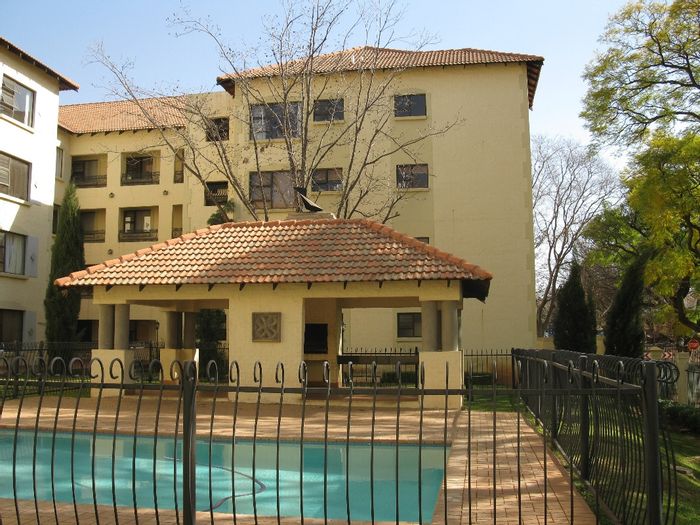 Flat For Sale in Nieuw Muckleneuk: 2 beds, 2 baths, balcony, secure parking.