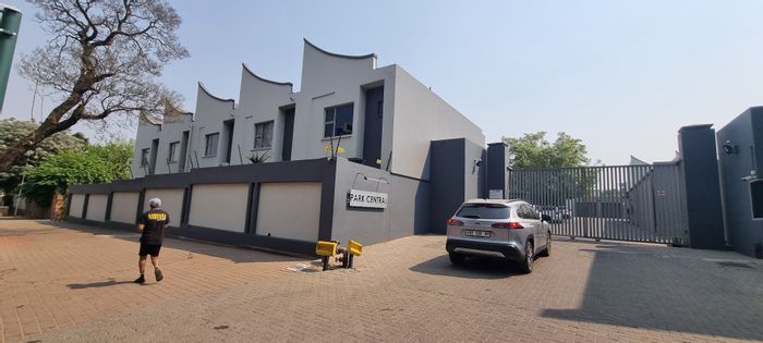 For Sale: 2-bed, 2-bath townhouse in Arcadia with private garden and security.