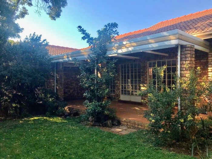 For Sale: Waterkloof House with 5 Bedrooms, Flatlet, Garden, and Parking.